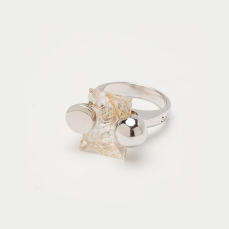 anillo artesanal Xia de plata de ley y cuarzo rutilado 1 diseñado por Belen Bajo
