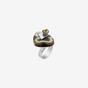 anillo artesanal Yui de plata de ley, cuarzo solar y circonita diseñado por Belen Bajo