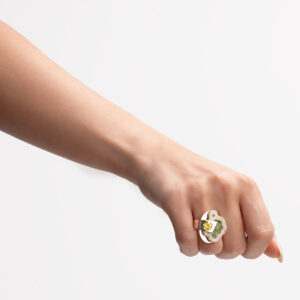 anillo artesanal Yui de plata de ley, cuarzo solar y circonita en mano diseñado por Belen Bajo