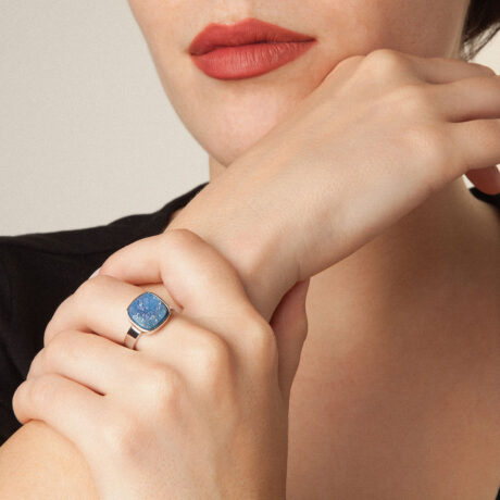 anillo artesanal Ale de plata de ley y drusa de ágata azul diseñado por Belen Bajo m1