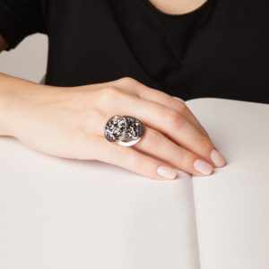 anillo artesanal Ika de plata de ley y drusa de ágata negra metalizada diseñado por Belen Bajo m1