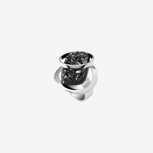 anillo artesanal Ika de plata de ley y drusa de ágata negra metalizada diseñado por Belen Bajo