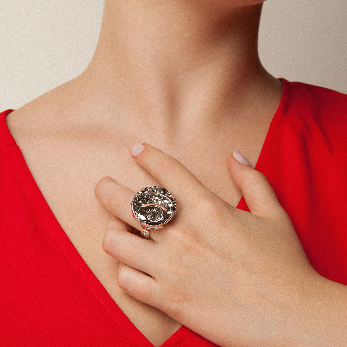 anillo artesanal Zas de plata de ley y drusa de ágata negra metalizada diseñado por Belen Bajo m1
