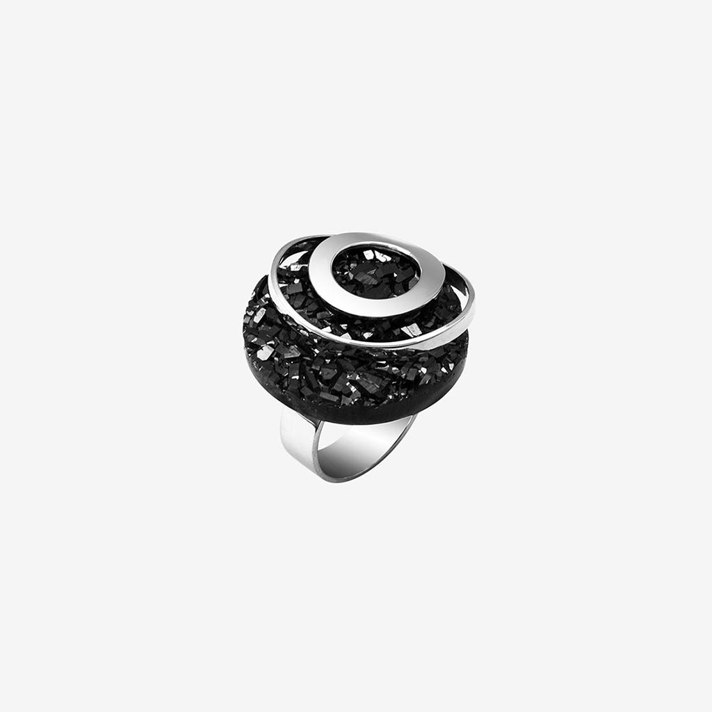 anillo artesanal Zas de plata de ley y drusa de ágata negra metalizada diseñado por Belen Bajo