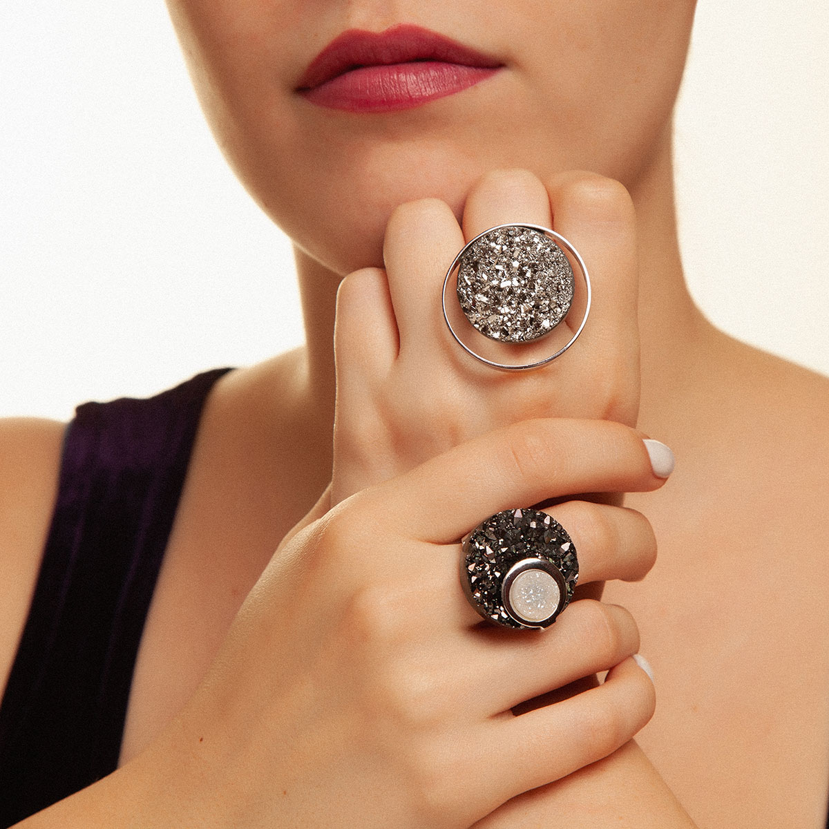 anillo artesanal de plata de ley, drusa de ágata negra metalizada y drusa blanca diseñado por Belen Bajo m1