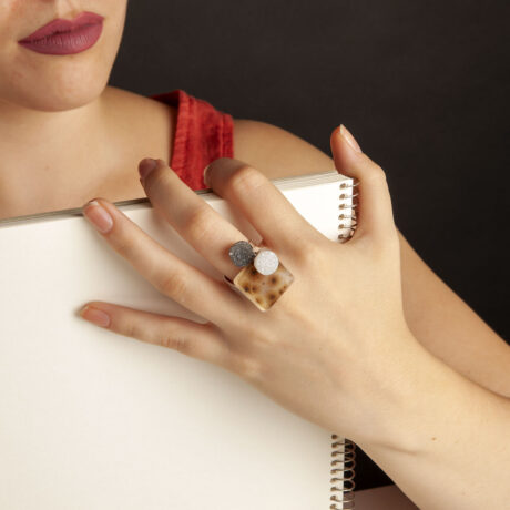 anillo artesanal Baw de plata de ley, drusa negra y blanca diseñado por Belen Bajo m1