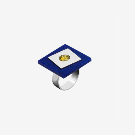 anillo artesanal Uma de plata de ley, lapislázuli y circonita diseñado por Belen Bajo