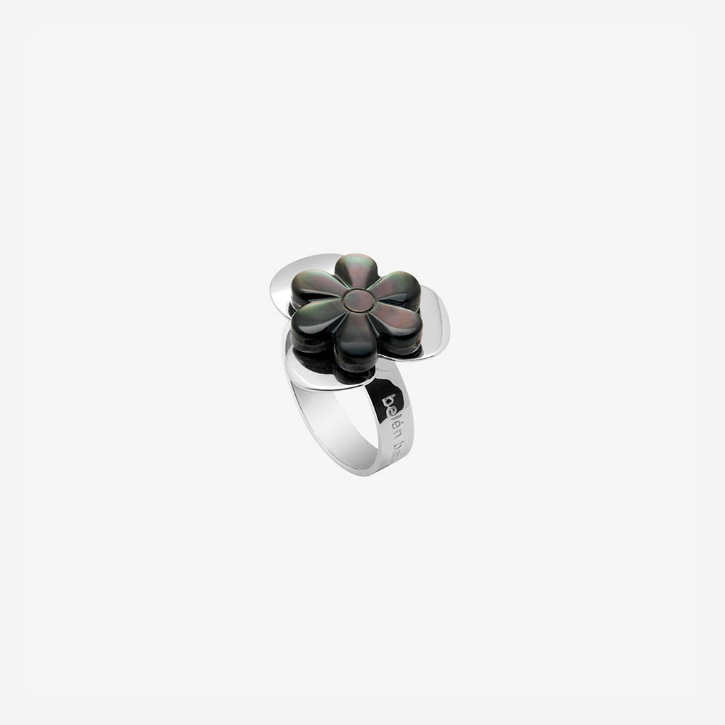 Laia handmade ring in sterling silver and gray mother-of-pearl flower designed by Belen Bajo