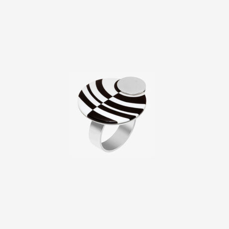anillo artesanal Goy de plata de ley y mosaico blanco y negro diseñado por Belen Bajo
