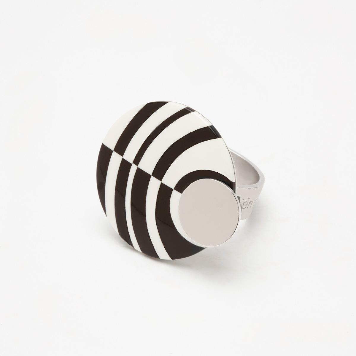 anillo artesanal Goy de plata de ley y mosaico blanco y negro posado y diseñado por Belen Bajo