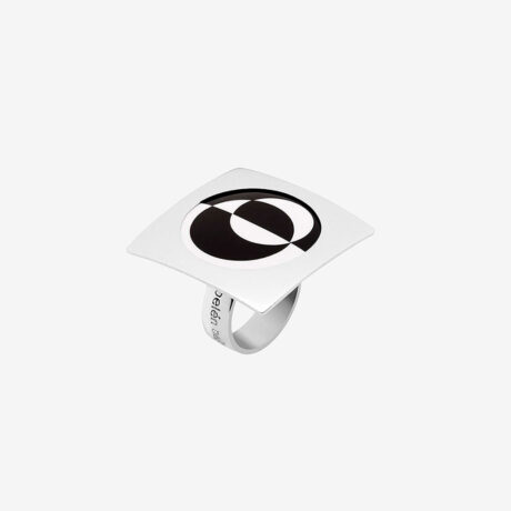 anillo artesanal Moe de plata de ley y mosaico blanco y negro diseñado por Belen Bajo