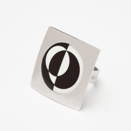anillo artesanal Moe de plata de ley y mosaico blanco y negro posado y diseñado por Belen Bajo