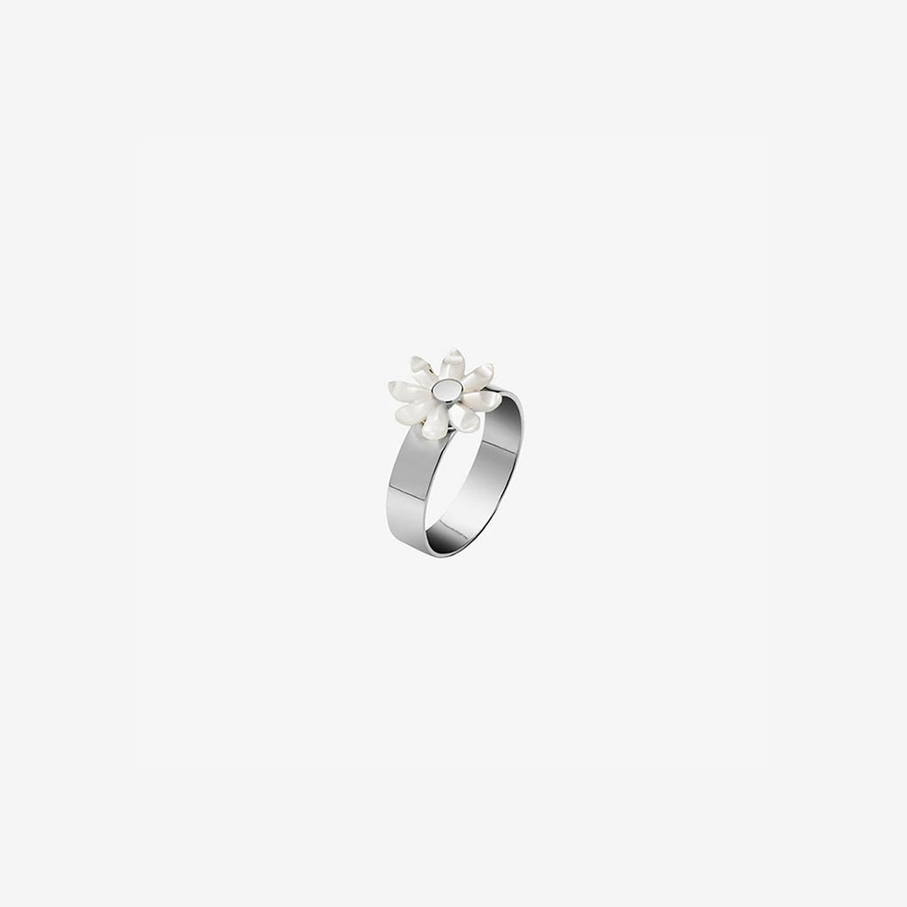 Cloe handcrafted ring in sterling silver and mother-of-pearl flower designed by Belen Bajo