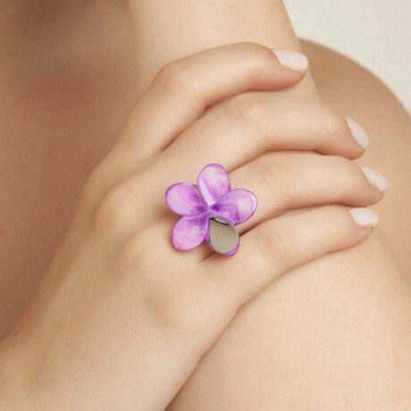 handmade Iria ring in sterling silver and magenta mother-of-pearl flower by Belen Bajo m1