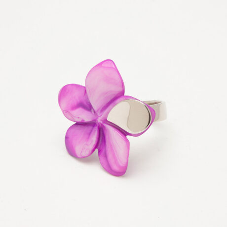 Iria handmade sterling silver ring with magenta mother-of-pearl flower 1 by Belen Bajo