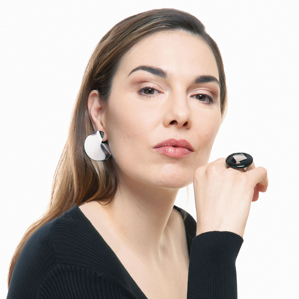 Yon handmade ring in sterling silver and onyx designed by Belen Bajo m2