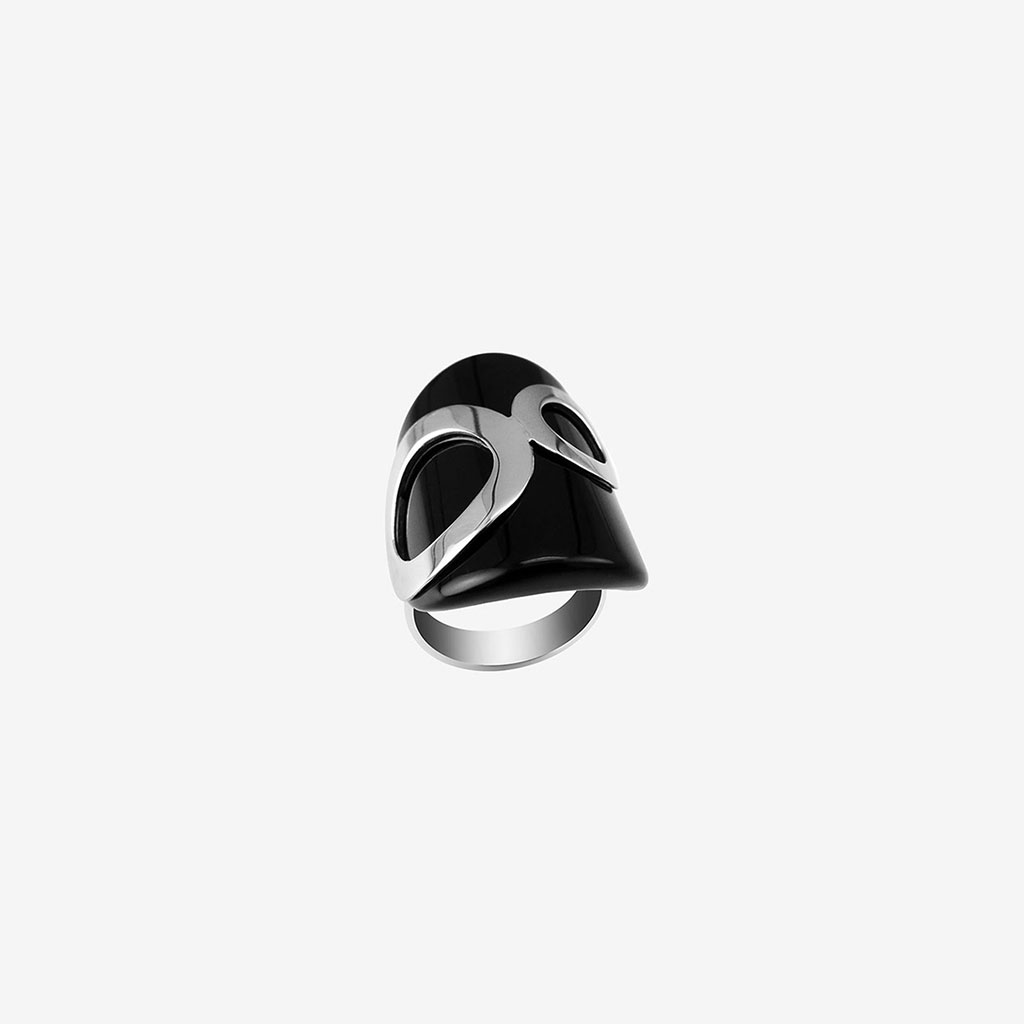 anillo artesanal Mia de plata de ley y ónix diseñado por Belen Bajo
