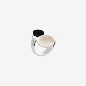 Ozu handmade ring in sterling silver, onyx and mother-of-pearl designed by Belen Bajo