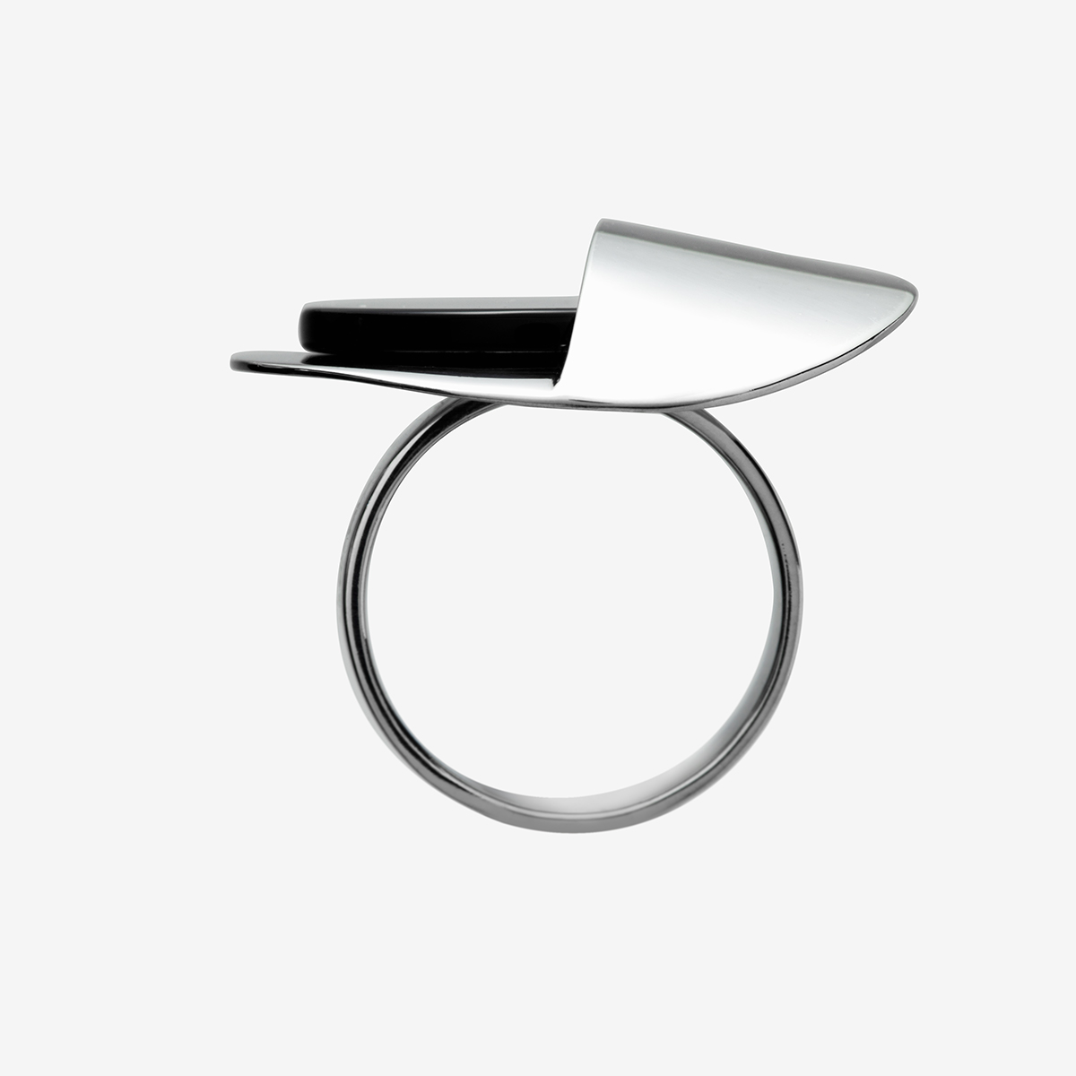 anillo artesanal Nai de plata de ley y ónix 1 diseñado por Belen Bajo