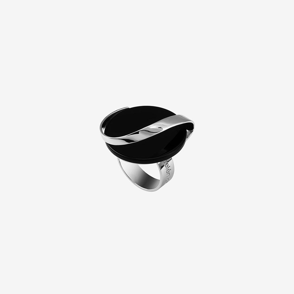anillo artesanal Sue de plata de ley y ónix diseñado por Belen Bajo