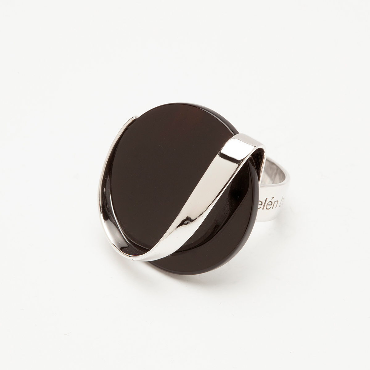 anillo artesanal Sue de plata de ley y ónix 1 diseñado por Belen Bajo