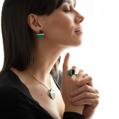Zei handmade necklace in 9k or 18k gold, sterling silver, malachite and onyx designed by Belen Bajo m2
