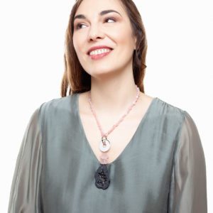 Collar artesanal Ewi de plata de ley, cuarzo rosa y drusa de ágata negra diseñado por Belen Bajo