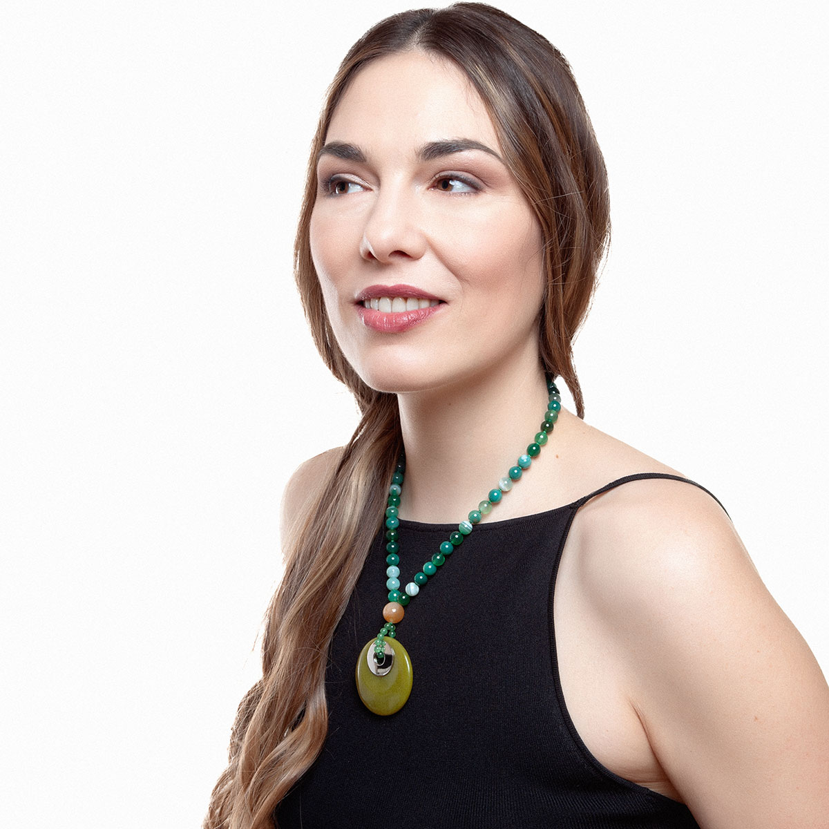 Collar artesanal Ari de plata de ley, jaspe verde y ágata bandeada verde diseñado por Belen Bajo