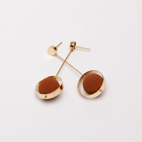 Dua handcrafted earrings in 9k or 18k gold and coffee lava designed by Belen Bajo