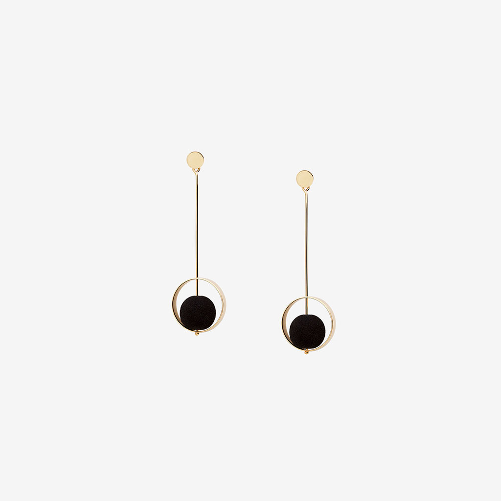 Dua handcrafted earrings in 9k or 18k gold and black lava designed by Belen Bajo