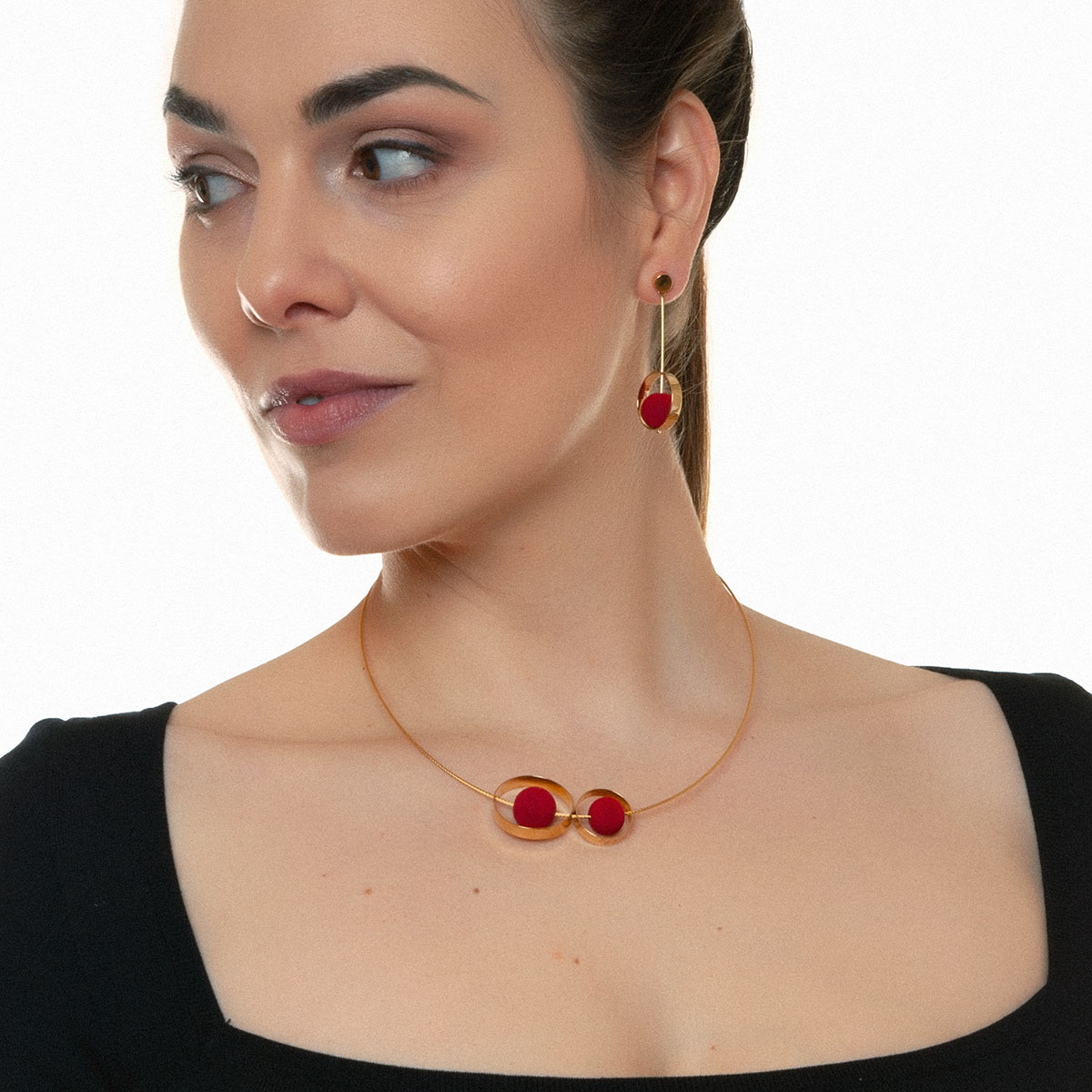 Dua handmade earrings in 9k or 18k gold and red lava designed by Belen Bajo m1