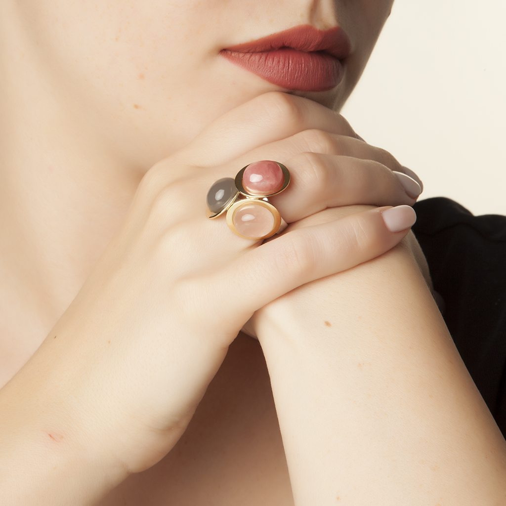 anillo artesanal Ava de oro de 9k o 18k, plata de ley, cuarzo rosa, rodocrosita y piedra luna gris diseñado por Belen Bajo