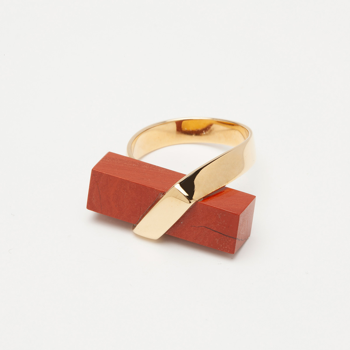 anillo artesanal Yei de oro de 9k o 18k y jaspe rojo 2 diseñado por Belen Bajo