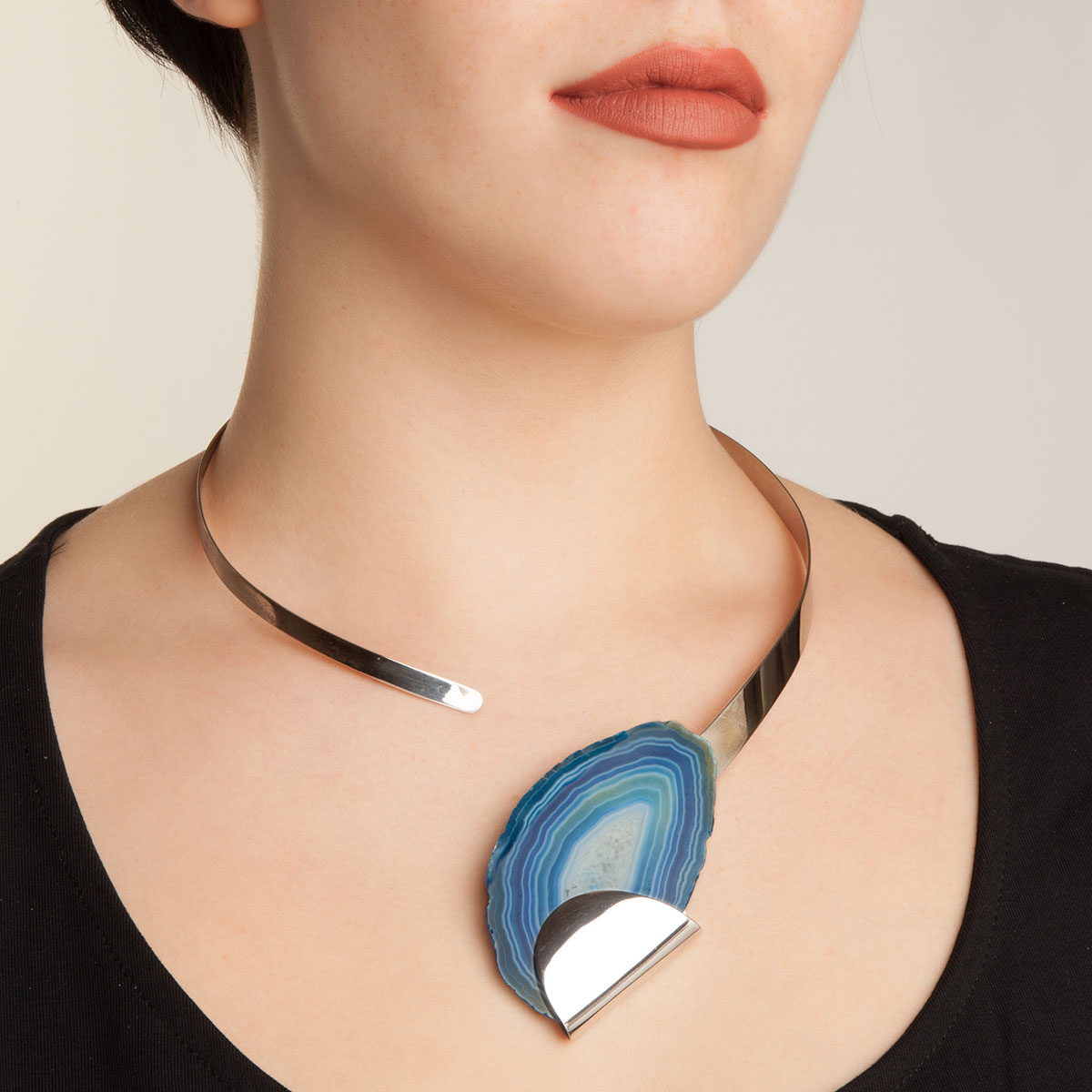 handmade Cir necklace in sterling silver and blue agate designed by Belen Bajo m1