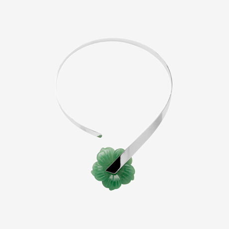 handmade Nora necklace in sterling silver and green aventurine in the shape of a flower designed by Belen Bajo