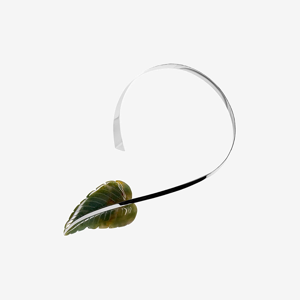 handmade Neus choker in sterling silver and green jasper in the shape of a leaf designed by Belen Bajo