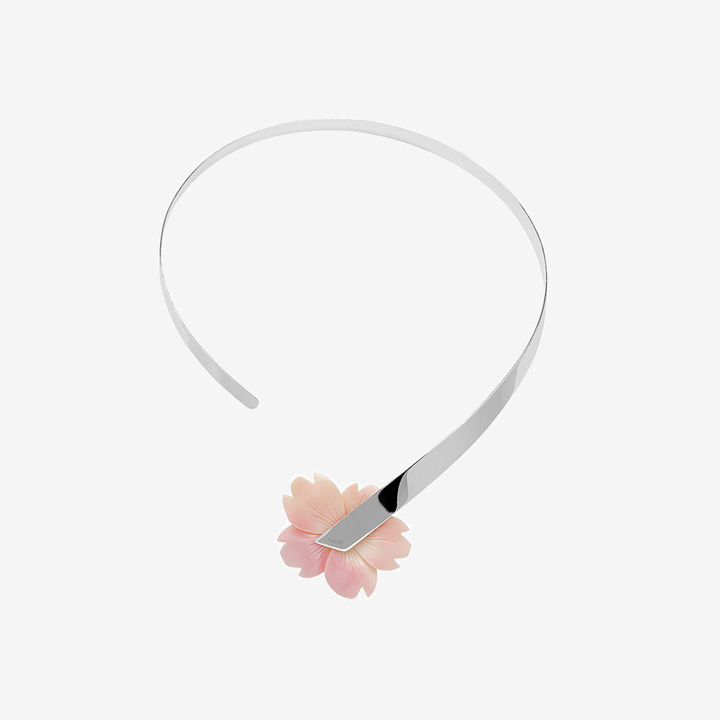 gargantilla artesanal Aria de plata de ley y flor de concha rosa diseñado por Belen Bajo