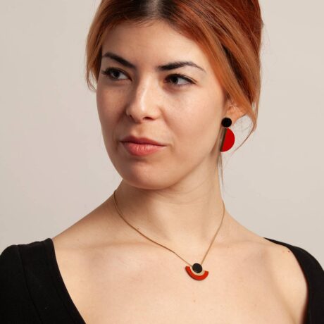 Ana handmade earrings in 9k or 18k gold, sterling silver, circular onyx and red jasper designed by Belen Bajo m2