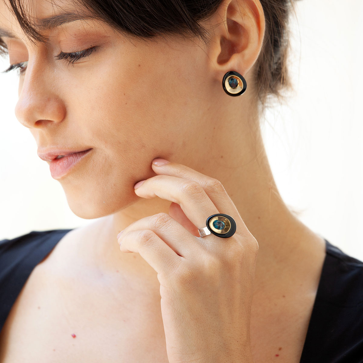 Elo handmade earrings in 9k or 18k gold, sterling silver, onyx and London Blue topaz designed by Belen Bajo m1