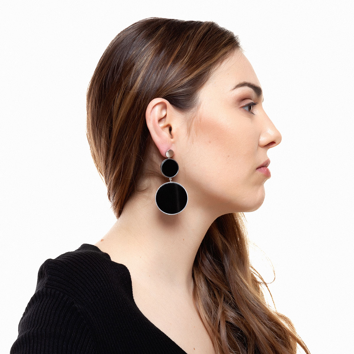 Oda handmade earrings in sterling silver and onyx designed by Belen Bajo m2
