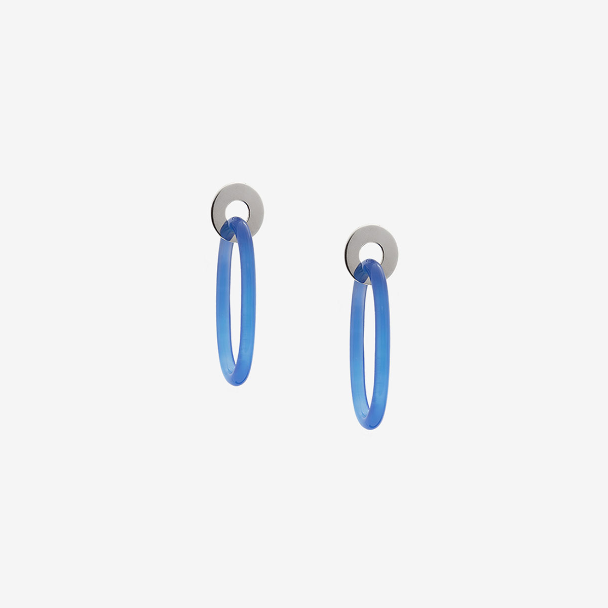 handcrafted Oru earrings in sterling silver and blue agate designed by Belen Bajo