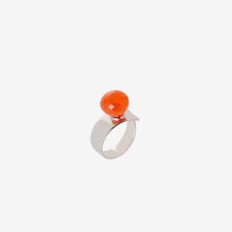 anillo artesanal Beu de plata de ley y calcedonia naranja diseñado por Belen Bajo