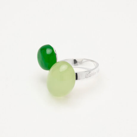 anillo artesanal Wow de plata de ley, calcedonia verde y agata verde 1 diseñado por Belen Bajo