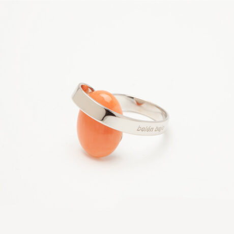 anillo artesanal Wei de plata de ley y coral 1 diseñado por Belen Bajo