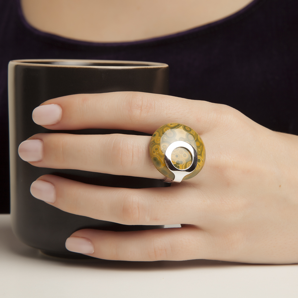 anillo artesanal Voy de plata de ley y jaspe oceánico diseñado por Belen Bajo