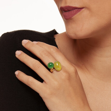 anillo artesanal Gam de plata 925 chapada en oro de 18k, calcedonia verde y agata verde 1 diseñado por Belen Bajo