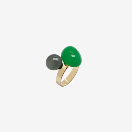 anillo artesanal Gam de plata 925 chapada en oro de 18k, ágata verde y piedra luna gris diseñado por Belen Bajo