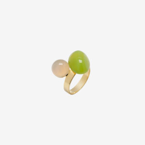 anillo artesanal Gam de plata 925 chapada en oro de 18k, calcedonia verde y piedra luna blanca diseñado por Belen Bajo