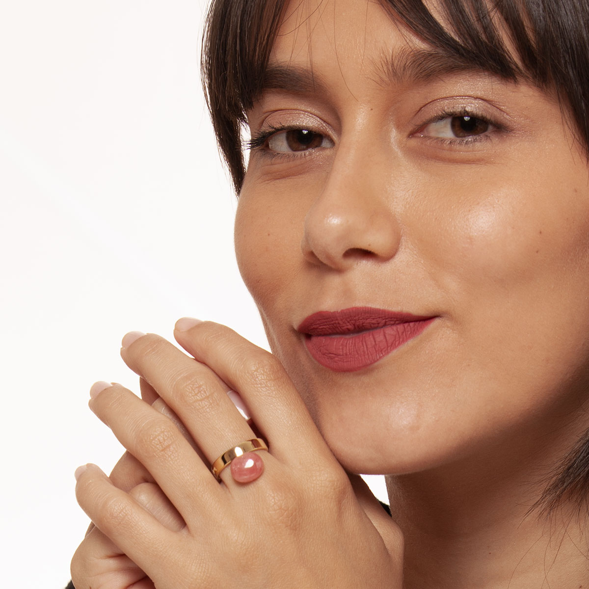 Cau handmade ring in 925 silver plated in 18k gold and rhodochrosite with a model designed by Belen Bajo
