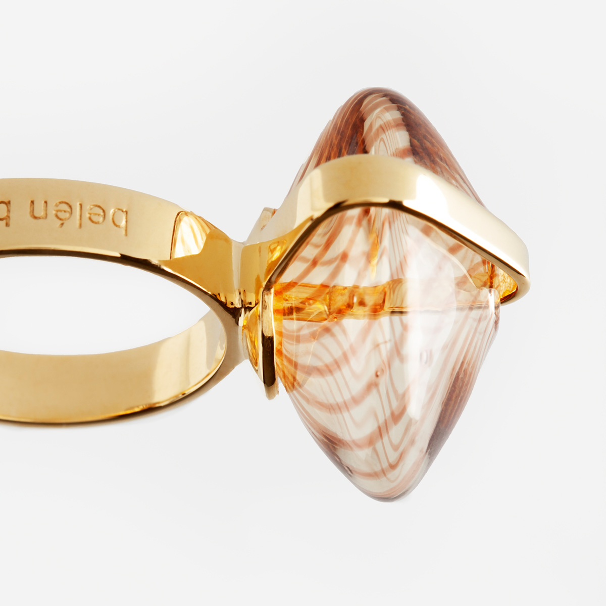 Anillo artesanal Xex en vidrio ambar y plata 925 chapada en oro de 18K diseñado por Belen Bajo